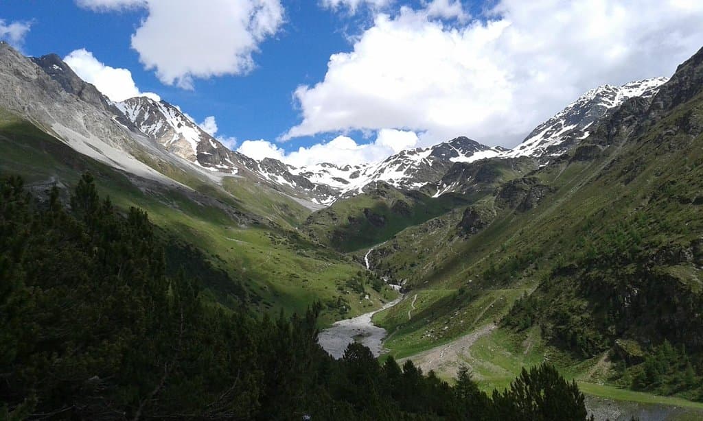 La cornice di monti che circonda la valle