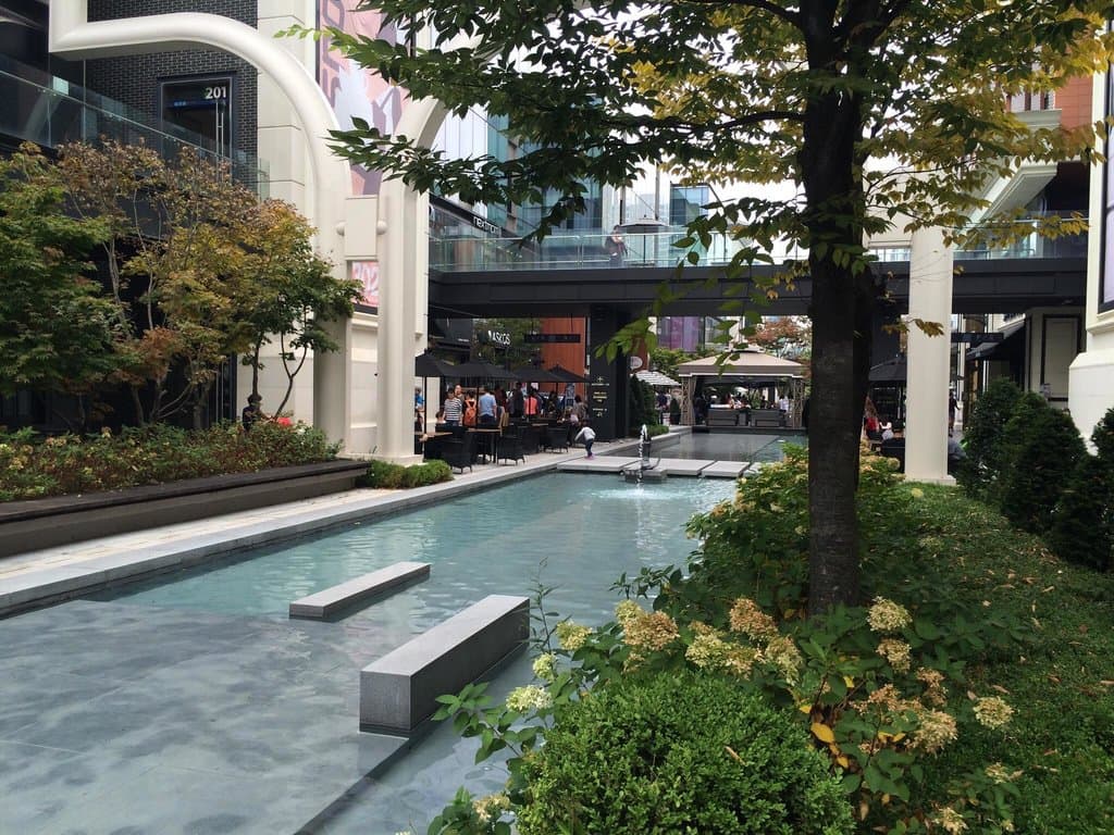 The waterway which splits the two rows of shops and restaurants.
