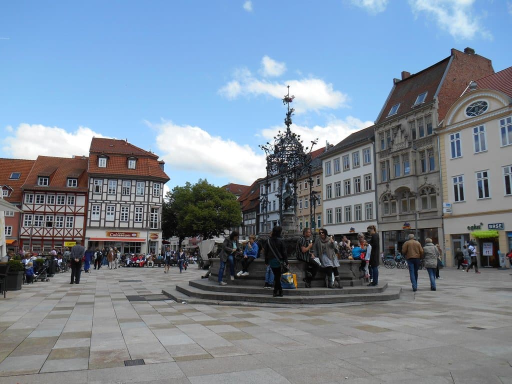 市庁舎の左側から