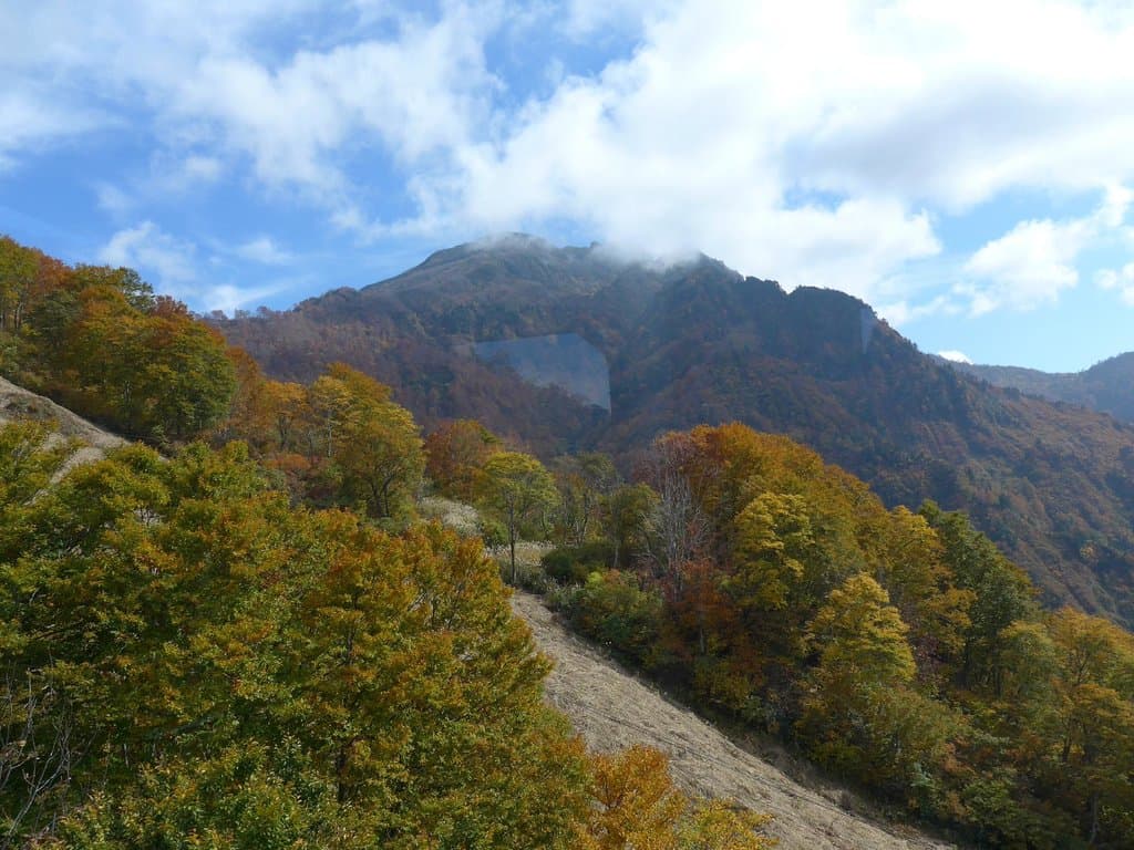 ロープウエイの中から見た八海山山頂方向