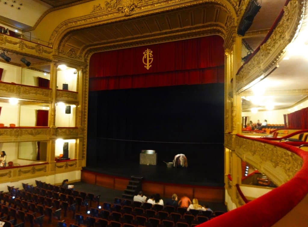 Der schöne, klassizistische Theatersaal- nur die Balkonbrüstung ist etwas niedrig, nichts für ni
