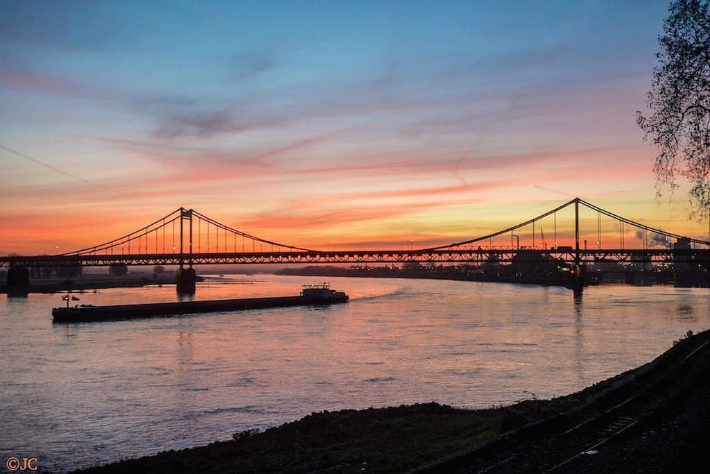 Morgendämmerung über der Uerdinger Rheinbrücke