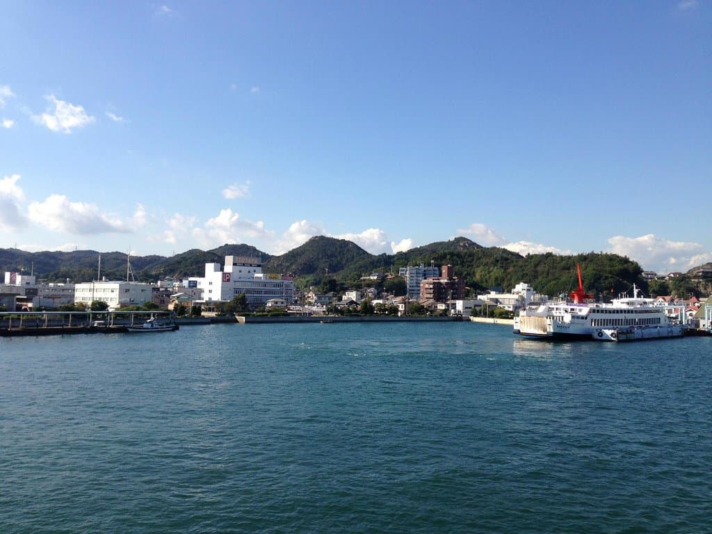 船から見た宇野港の眺め