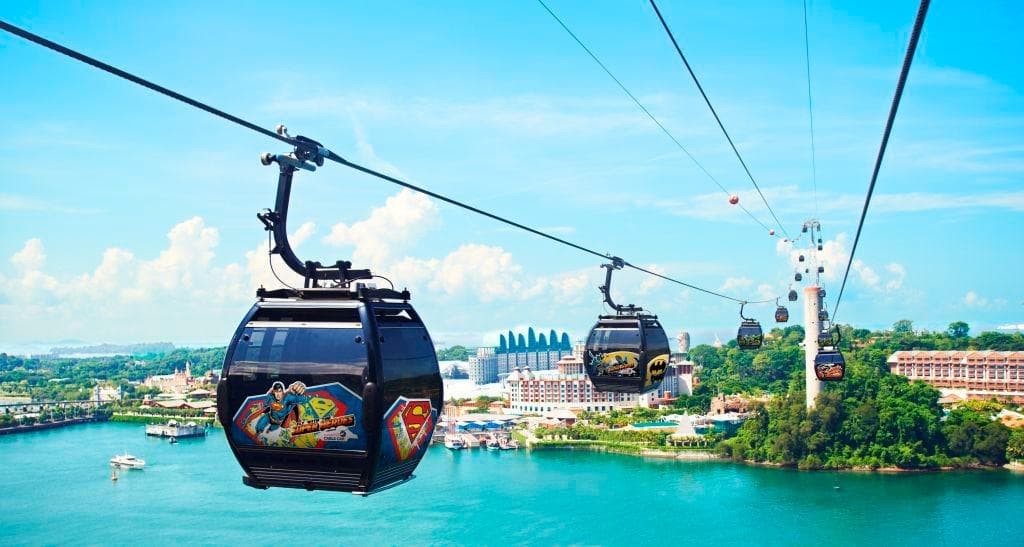 Fly on our thematic SUPERMAN, BATMAN, WONDER WOMAN or GREEN LANTERN Cable Car cabins and join th
