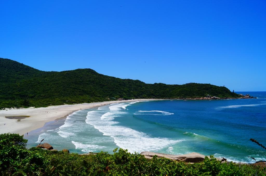 Praia dos Naufragados vista da trilha do Farol