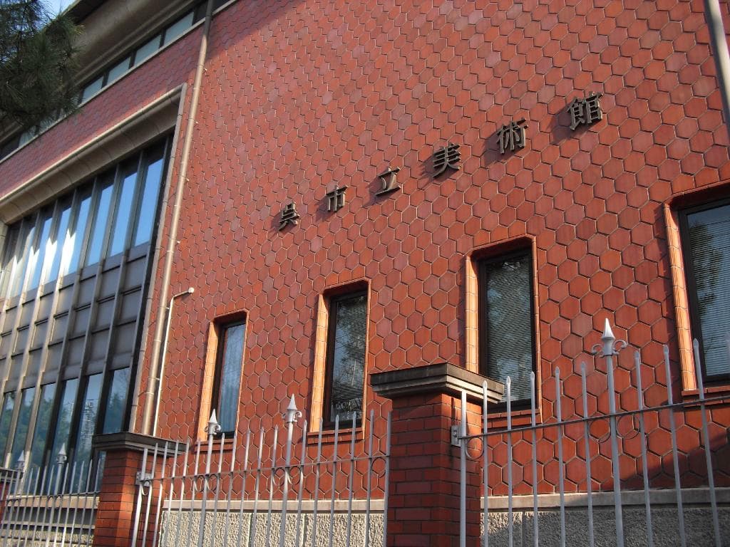 赤レンガ風の建物です