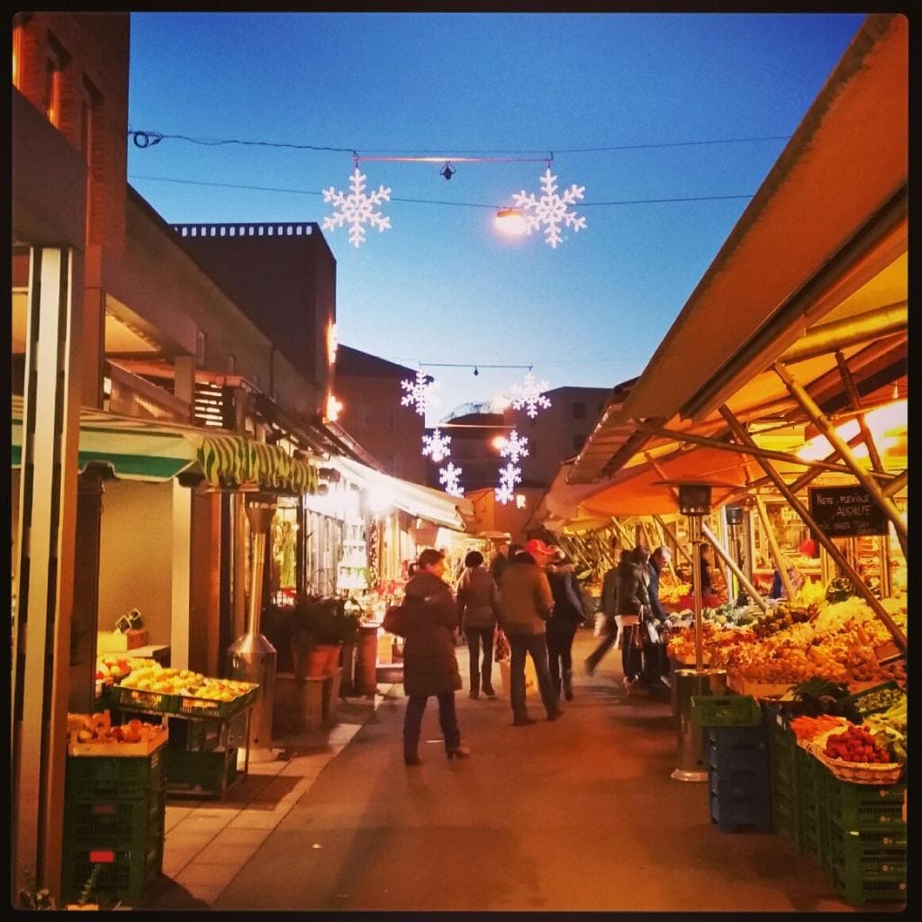 Weihnachtlicher Augsburger Stadtmarkt am frühen  Abend