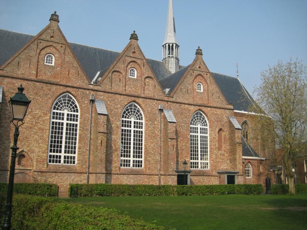 De Jacobijnerkerk vanaf de zijkant