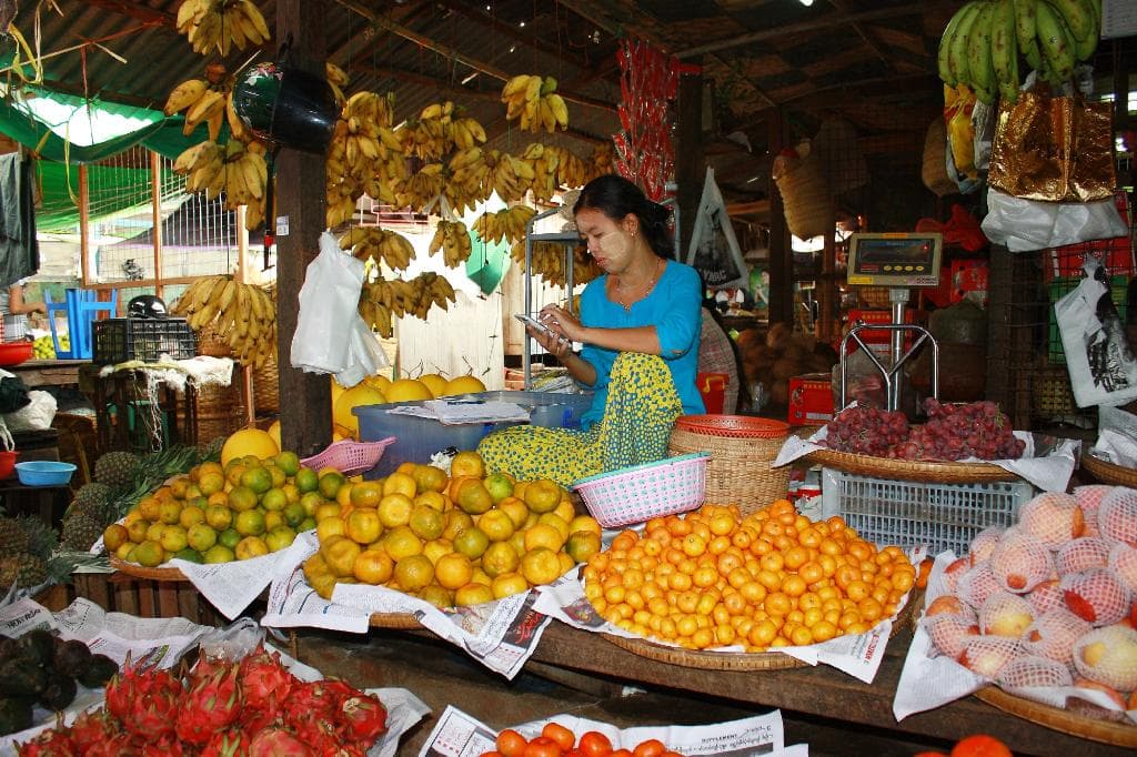Banchetto di frutta al mercato vecchio