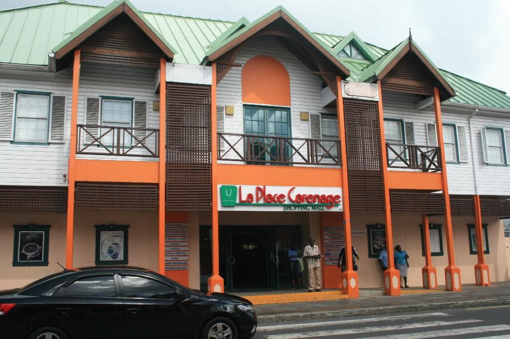 L'ingresso del centro commerciale