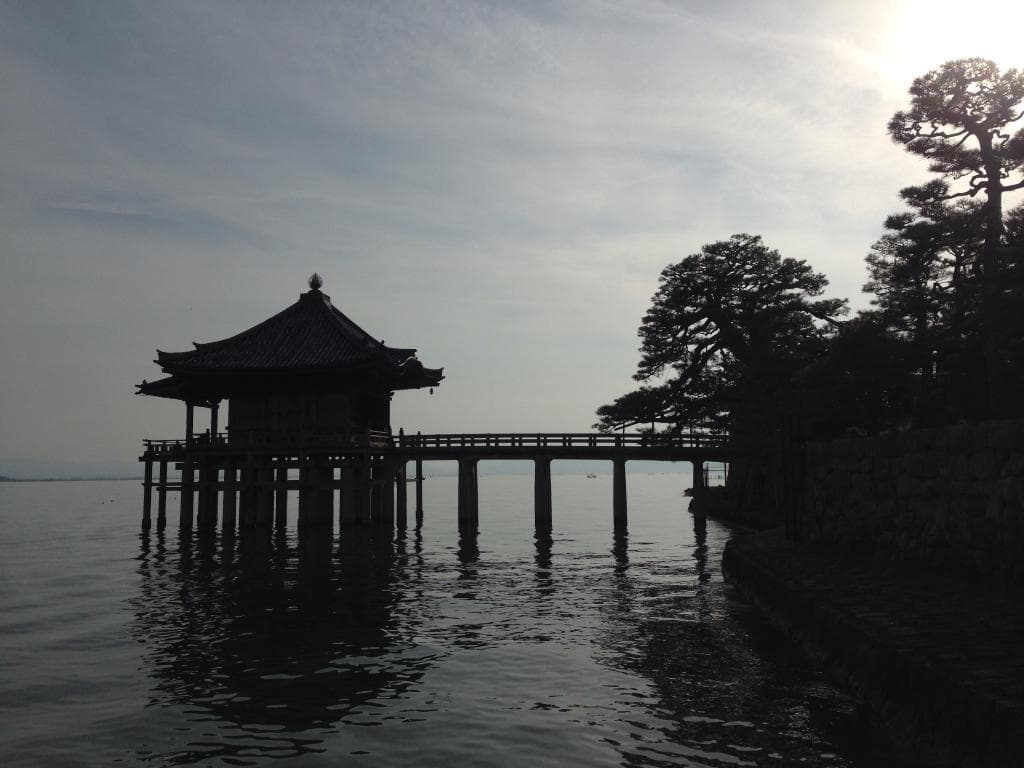 湖岸の古い街並みと浮御堂