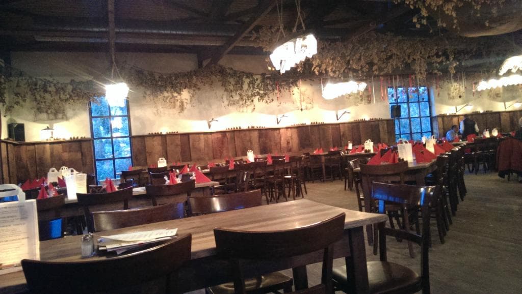 В день посещения зал готовили к рождественскому корпоративу