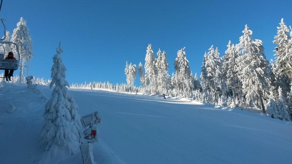 Widok na trasę z wyciagu Żmija