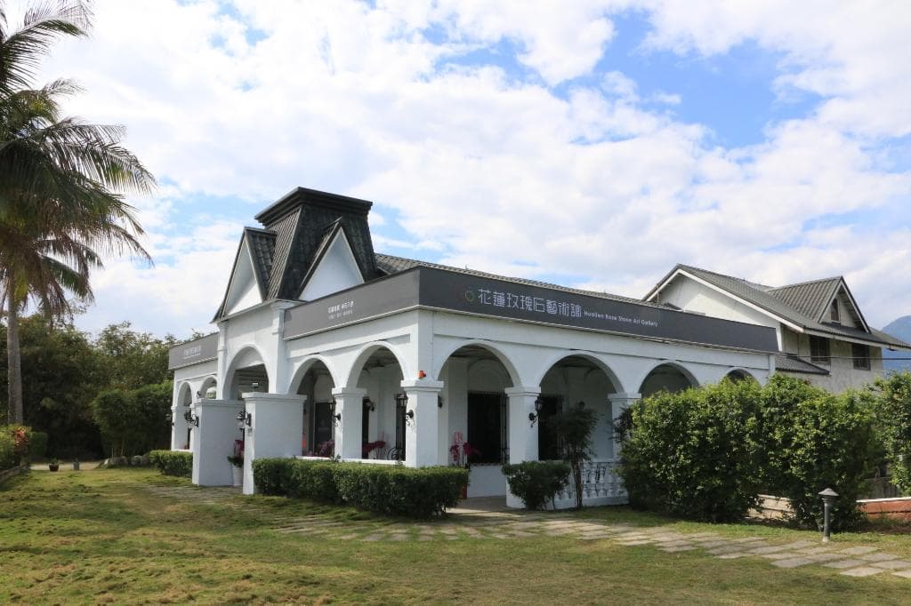 大大的草坪，涼風椰子樹