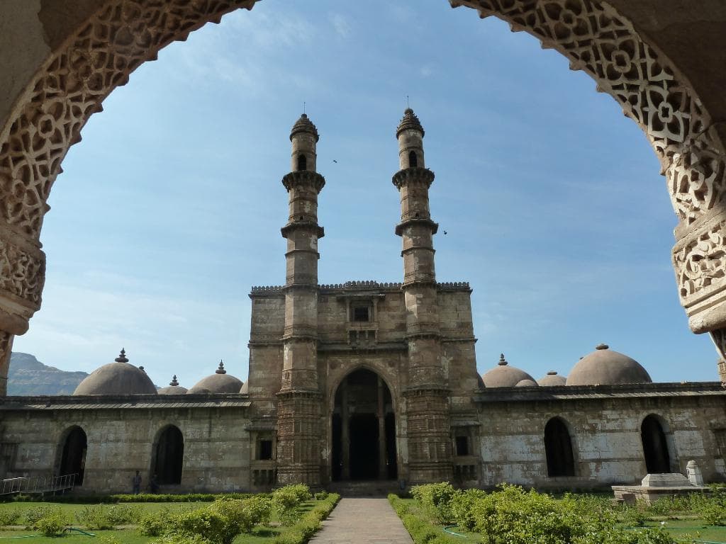 The entrance as seen from the passageway surrounding the mosque