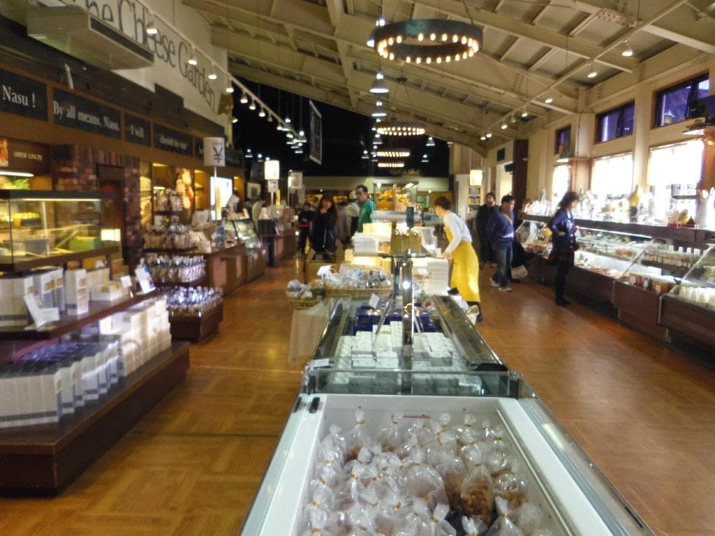 明るく清潔な店内