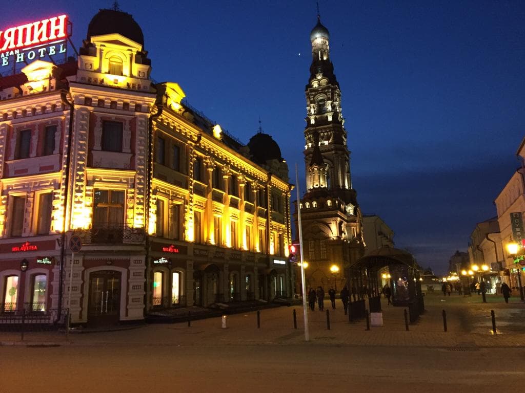 Колокольня и отель "Шаляпин". В подсветке.