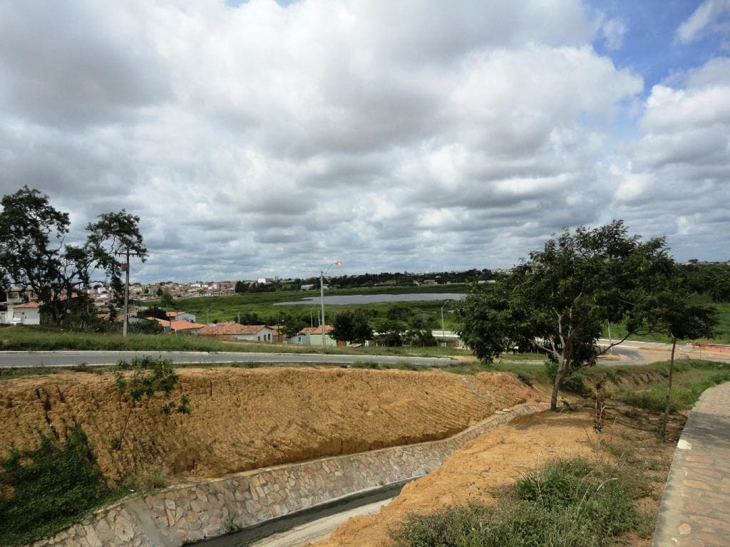 Acesso pela Av. Brumado (parece esgoto)