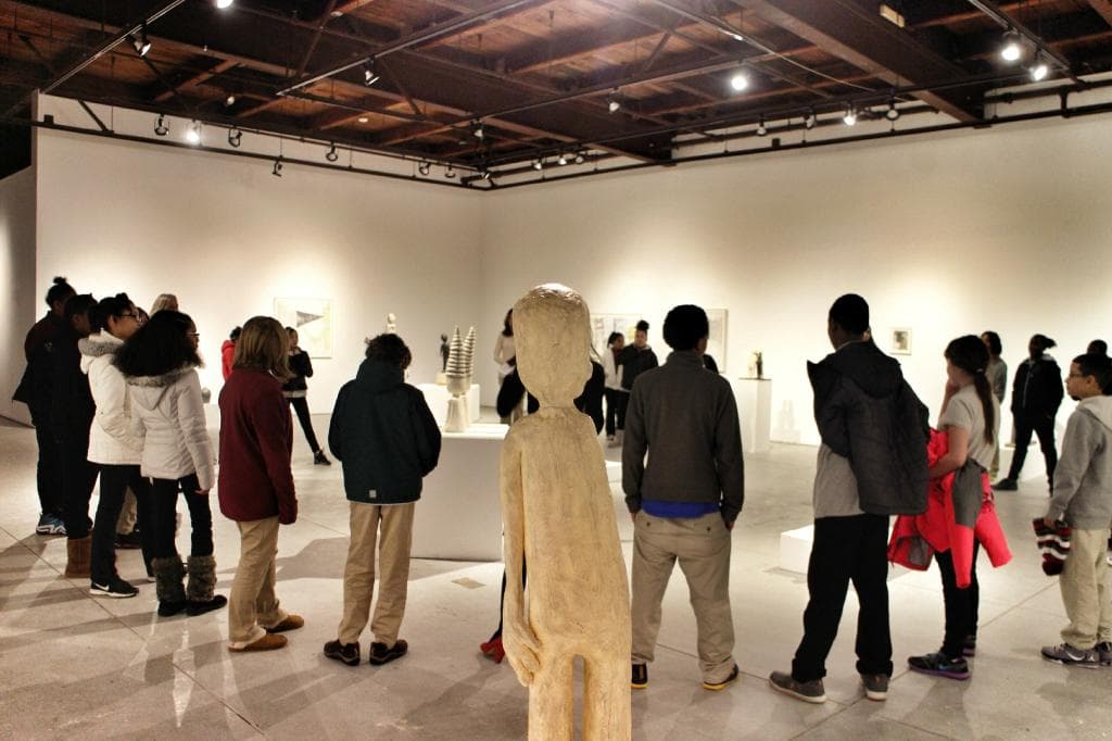 Middle school students visit the exhibitions