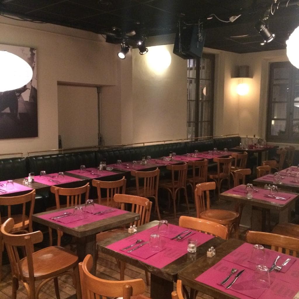 We were here till closing time.  This is the restaurant's interior