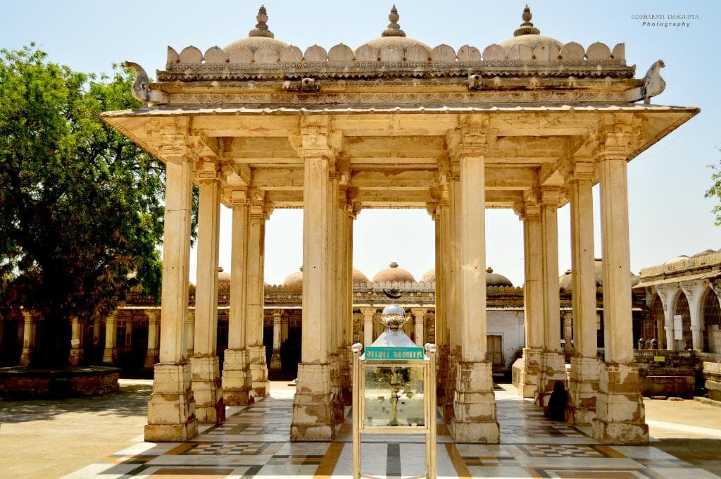 Pavilion facing the dargah