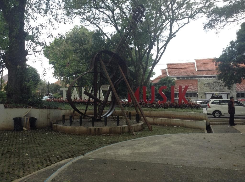 Sebuah gitar besar disalah satu pojok taman