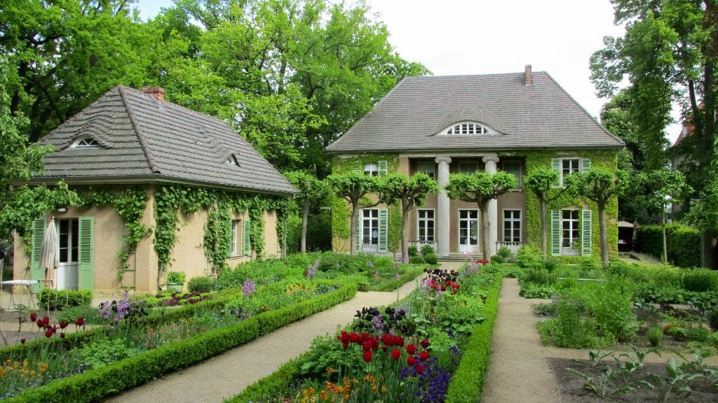 die Seite der Villa zur Straße mit Gemüsegarten