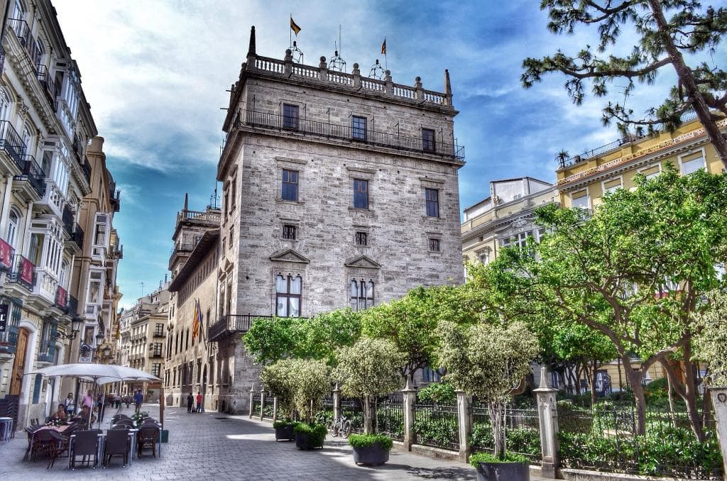 The palace is a government building at plaza de virgen.