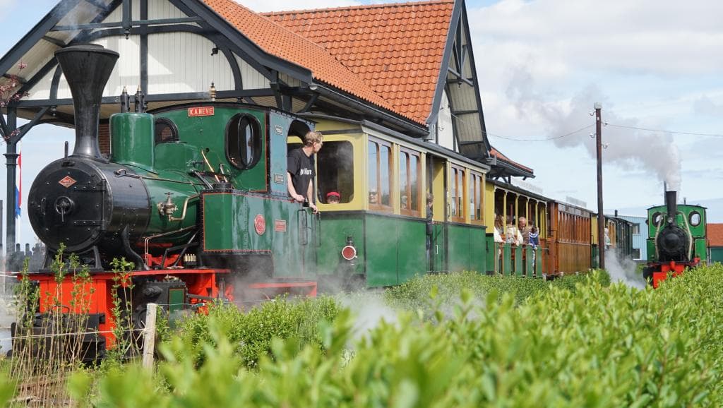 De stoomtrein staat klaar voor vertrek.