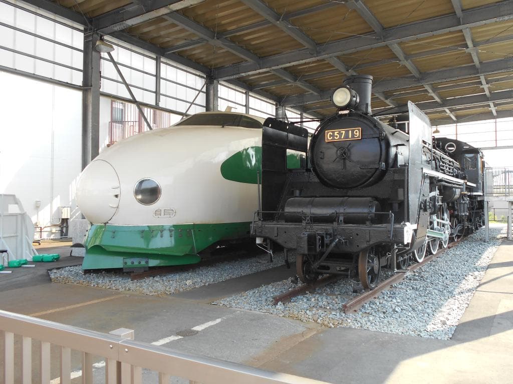 屋外に展示されている蒸気機関車と200系新幹線