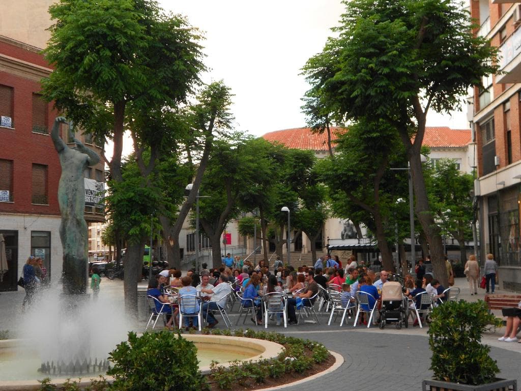 Terraza junto a fuente
