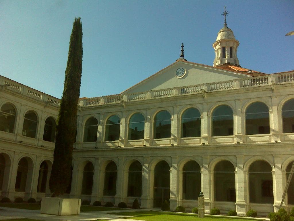Padres Franciscanos Filipinos: patio, claustro e iglesia.