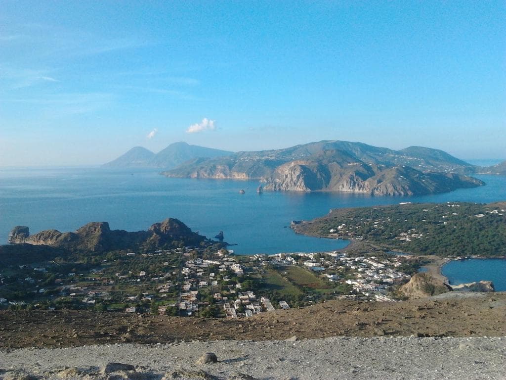 L'Isola di Vulcano vista da Lipari località Quattropani.