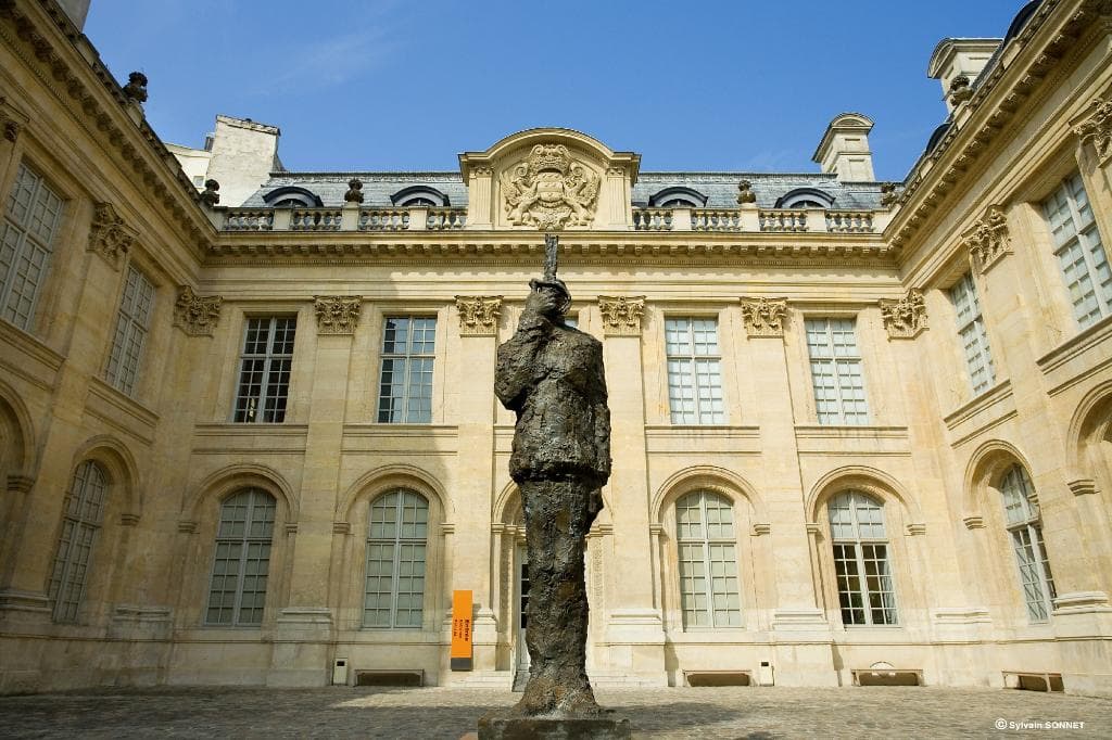 La statue du Capitaine Dreyfus, oeuvre de Louis Mitelberg, dit Tim, dans la cour d'honneur du ma
