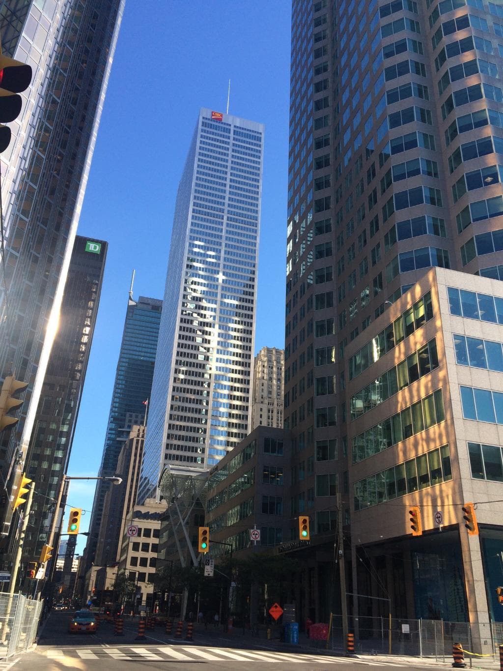 Длинная и шумная улица, на ней проходят тусовки.