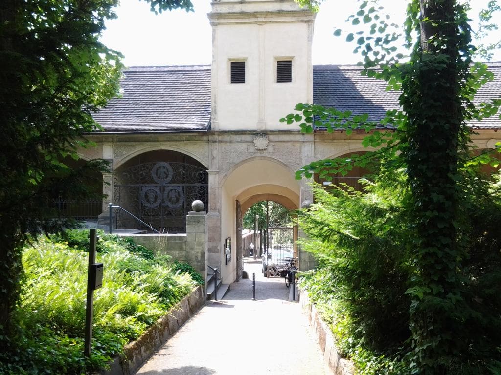 Eingang vom Innenhof aus gesehen