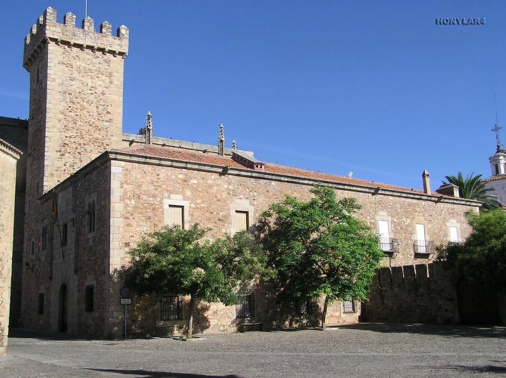 CASA DE LOS CÁCERES-OVANDO Y TORRE DE LAS CIGÜEÑAS DEL SIGLO XV CACERES españa