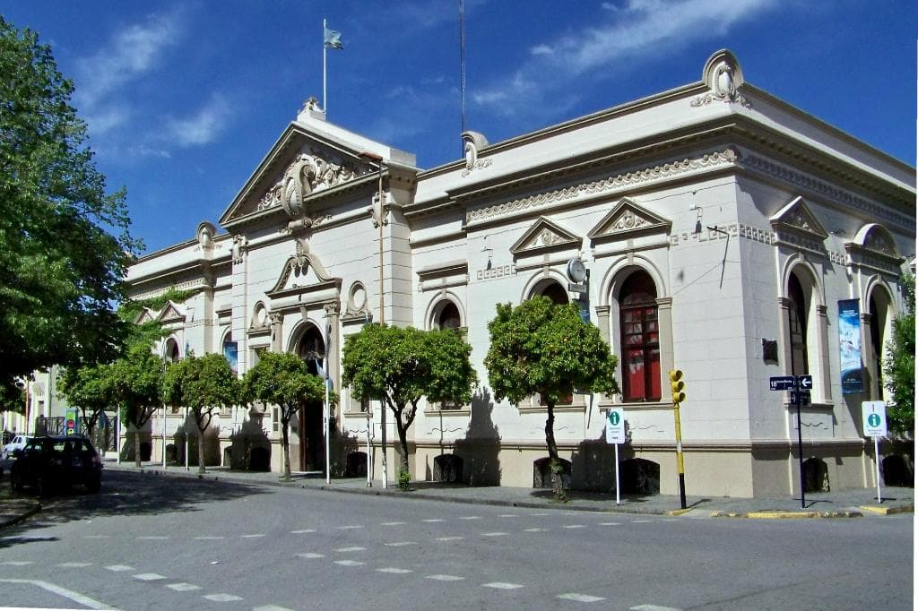 Frente principal del museo J:M:Fangio