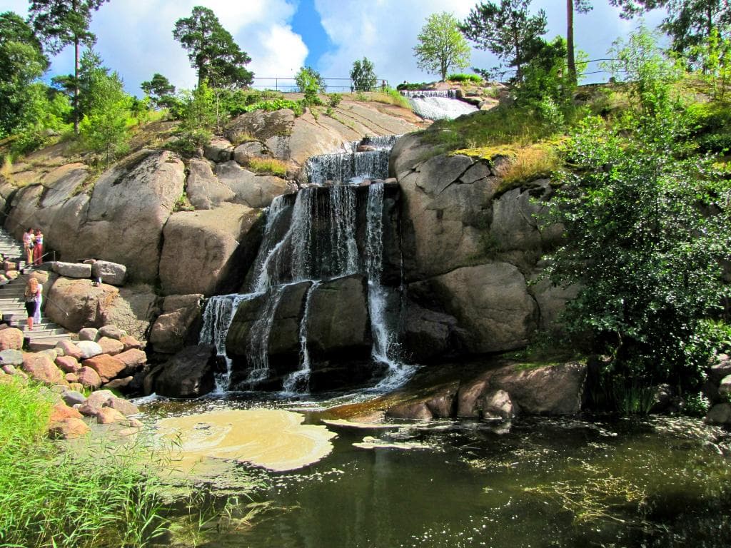Небольшой водопад
