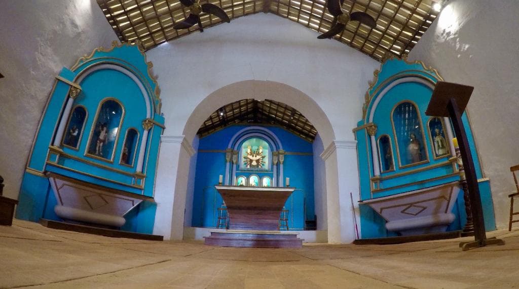 Por dentro, o altar.