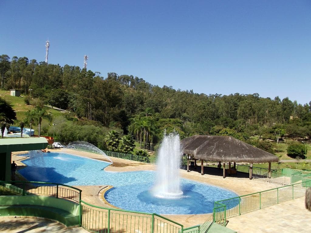 02Ago2015 - Vista da piscina com toboáguas, Parque Municipal (Vinhedo / SP)
