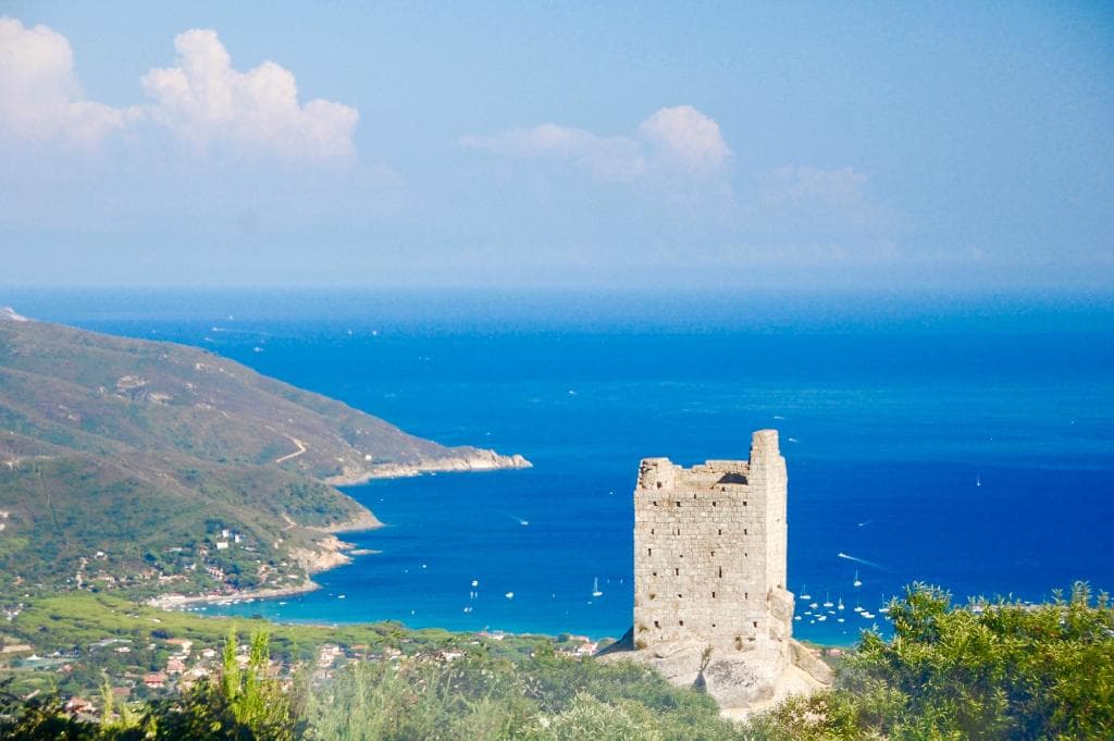 vista dal monte perone con chiesa romanica
