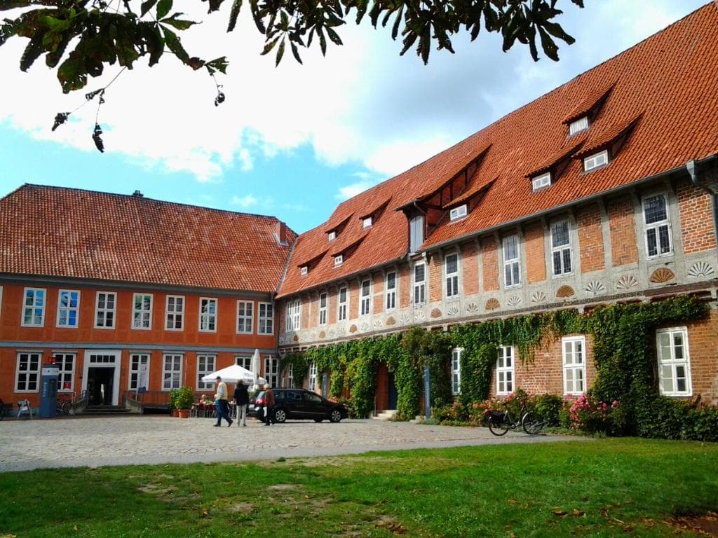 Schlossinnenhof + Eingang zum Biosphärium