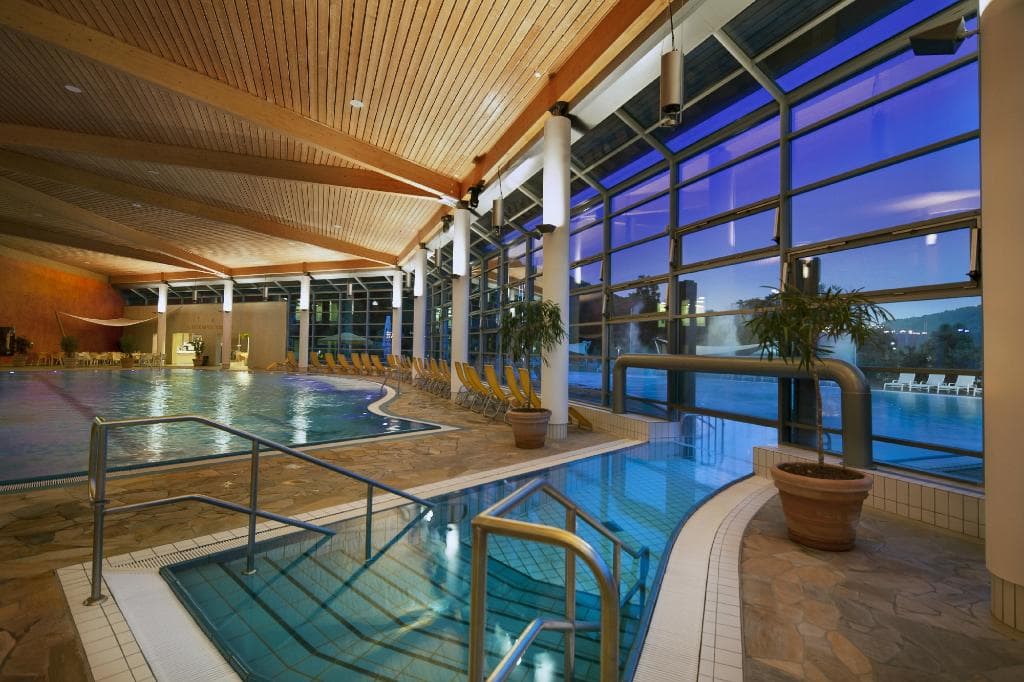 Hineingleiten in den Außenpool - Fotograf: Fouad Vollmer Werbeagentur