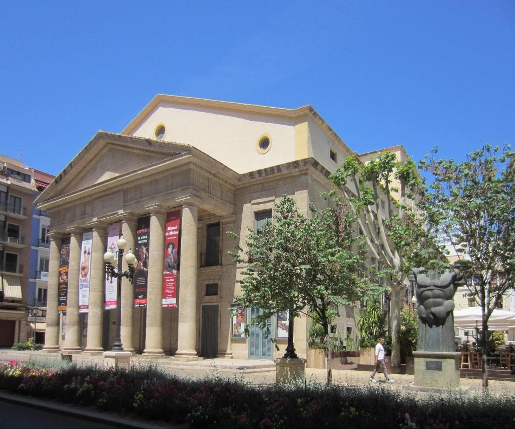 Площадь Руперто Чапи. Слева - Театр Принципал, справа - скульптура Торс Агамемнона