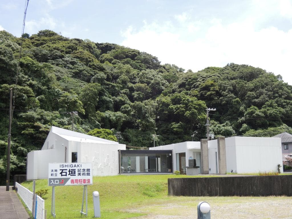 広い土地にポツンとある
