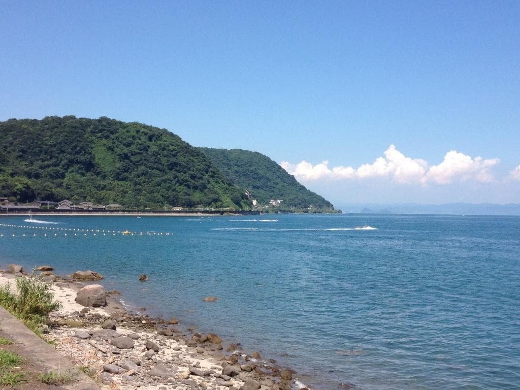 海水浴場より高い位置にある駐車場より撮影。