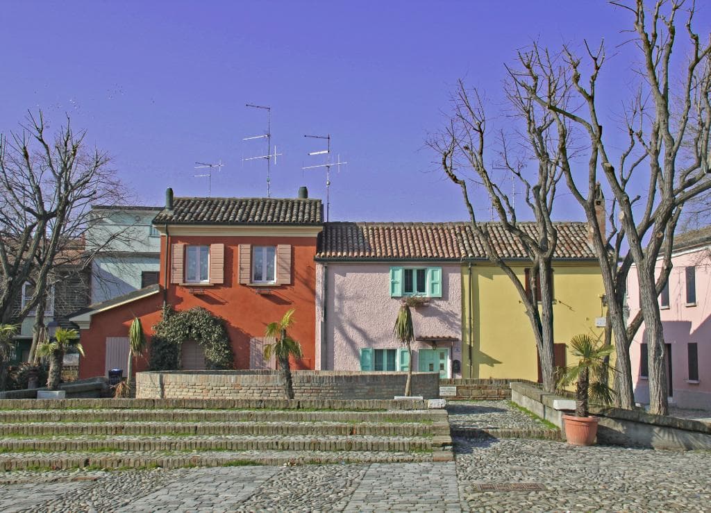 Piazzetta delle conserve con le antiche ghiacciaie