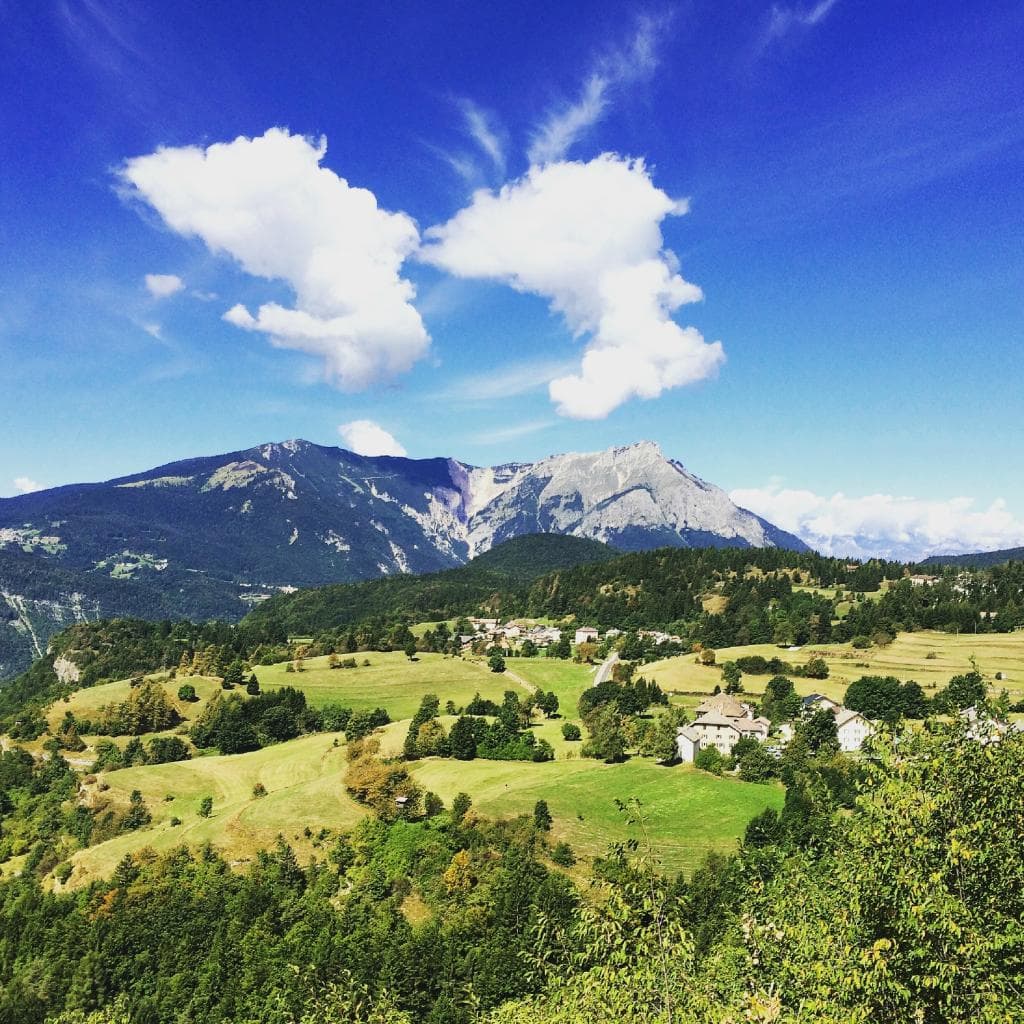 Vista dell'altopiano di Lavarone dalla strada pedonale che porta al Forte