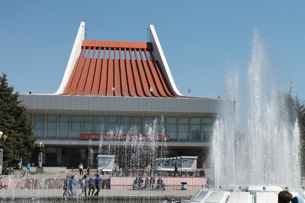 на площади перед театром